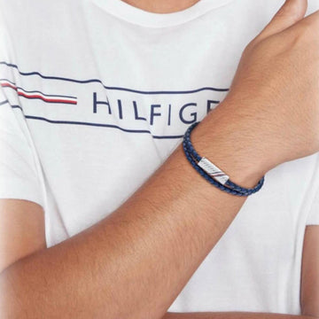 Διπλό βραχιόλι Tommy Hilfiger 2790470 δερμάτινο σε μπλε χρώμα που δένει με μαγνητικό κούμπωμα από ανοξείδωτο ατσάλι σε ασημί χρώμα.